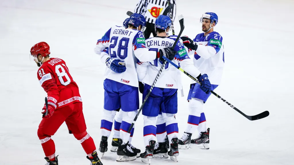 Hokejisté Slovenska se radují v zápase proti Bělorusku