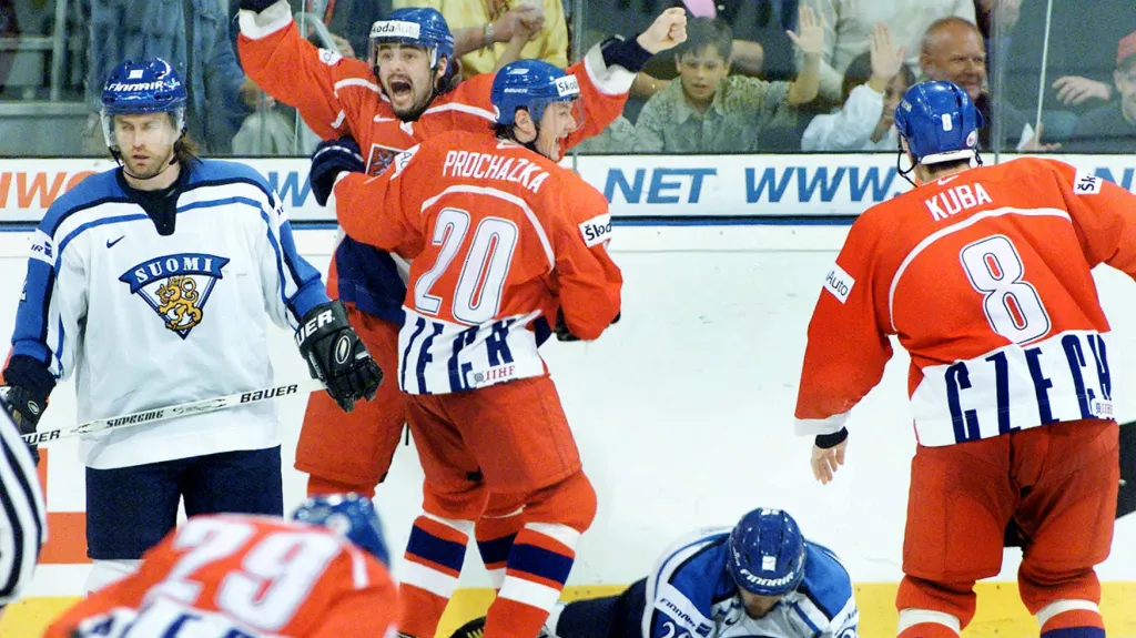 David Moravec slaví s Martinem Procházkou zlatý gól ve finále MS 2001 proti Finsku