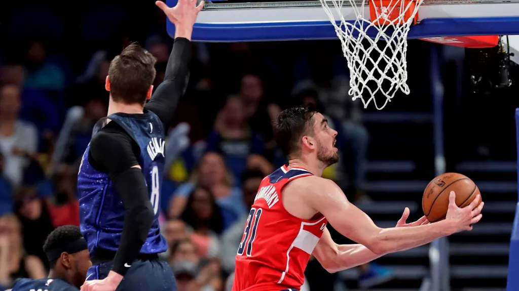 Tomáš Satoranský z Washingtonu (vpravo) se snaží prosadit proti Orlandu