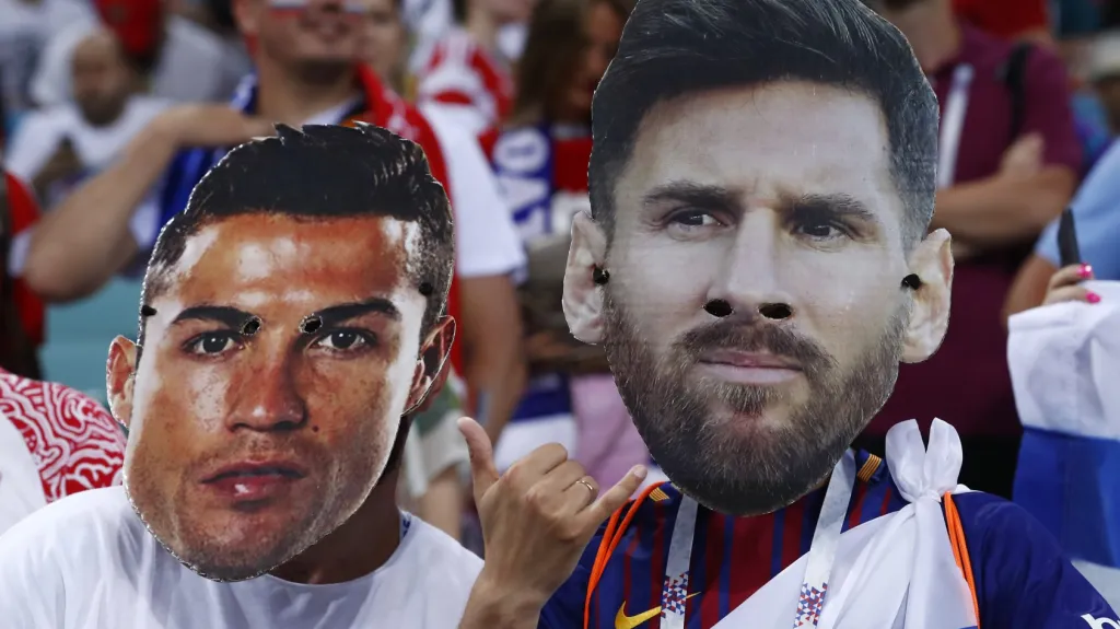 Fanoušci s kartónovými hlavami Cristiana Ronalda a Lionela Messiho