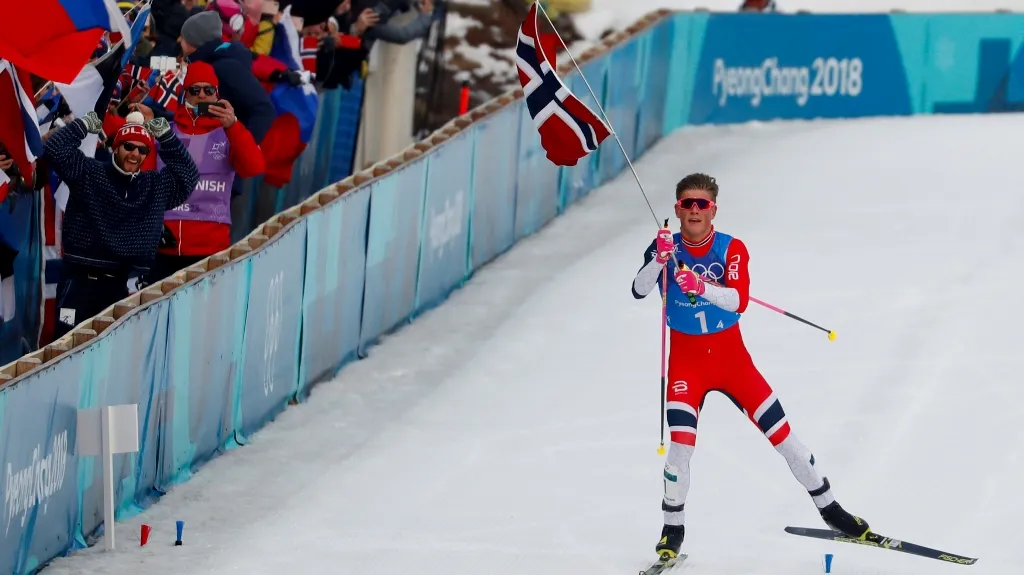 Johannes Hösflot Klaebo dováží do cíle norskou štafetu