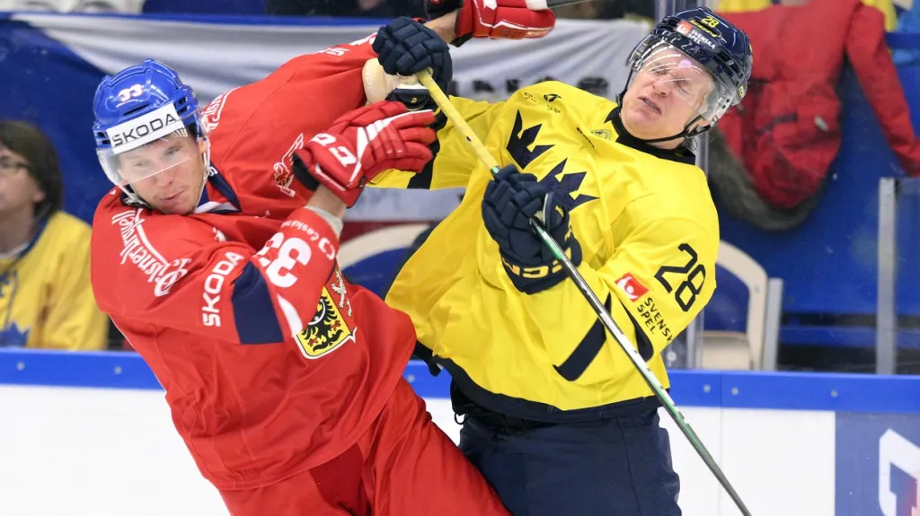 Reprezentační obránce Jan Košťálek v souboji s Antonem Bengtssonem