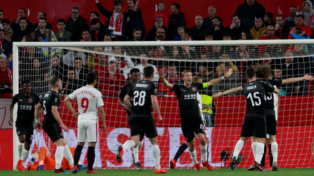 Alex Král slaví se spoluhráči ze Slavie gól v síti Sevilly