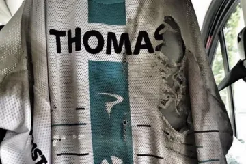 Roztrhaný dres Gerainta Thomase