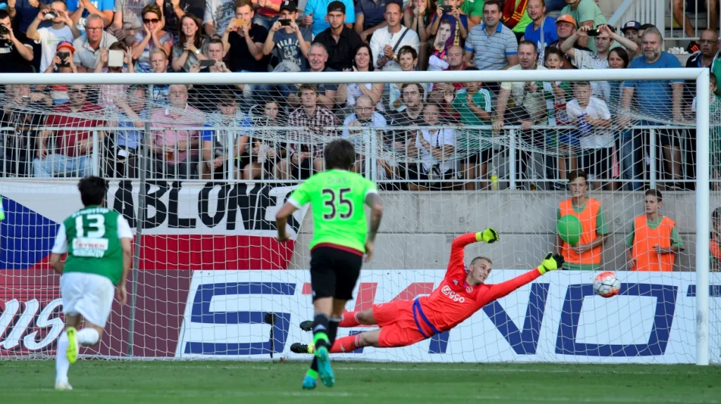Gregušem kopnutá penalta míří do tyče branky Ajaxu