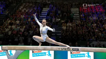 Vítězná Nina Derwaelová na kladině