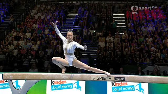 Vítězná Nina Derwaelová na kladině