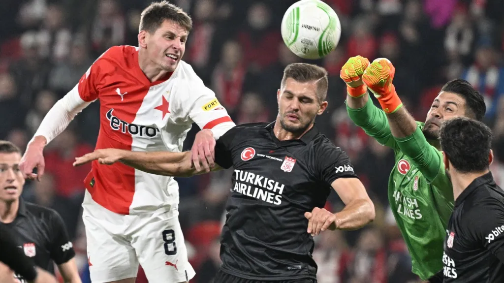 Lukáš Masopust ze Slavie před brankou Sivassporu