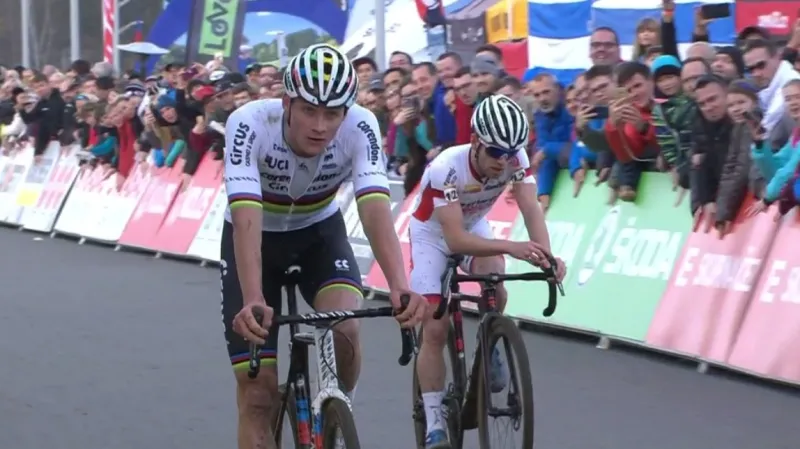 Závěr závodu mužů a vítězství Van der Poela