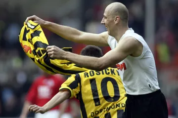 Jan Koller (v pozadí Tomáš Rosický)
