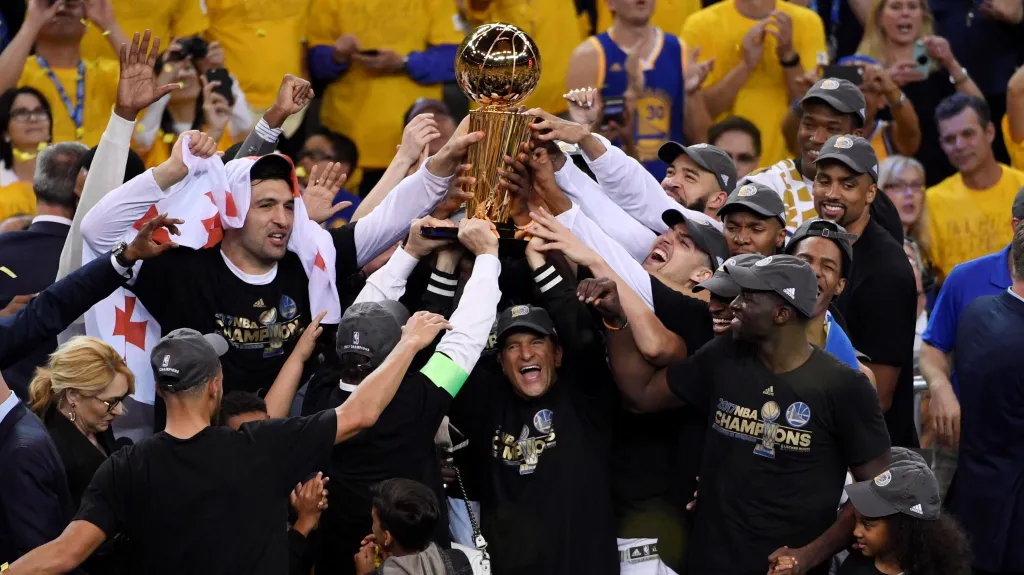 Basketbalisté Golden State s trofejí pro vítěze NBA