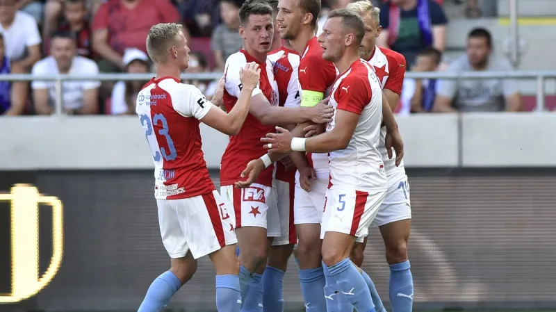 Tomáš Souček slaví branku se spoluhráči