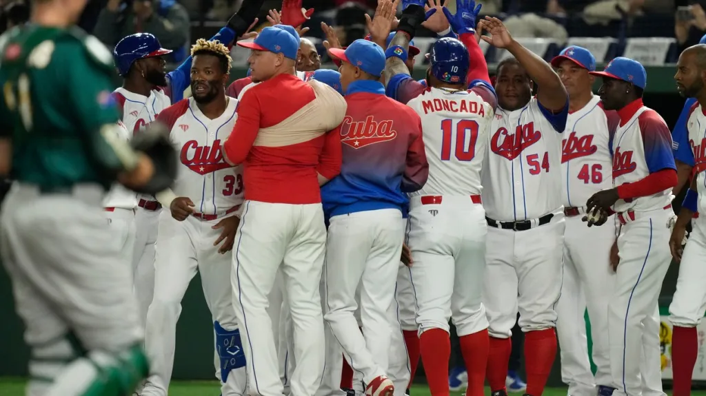 Slavící baseballisté Kuby v utkání s Austrálií