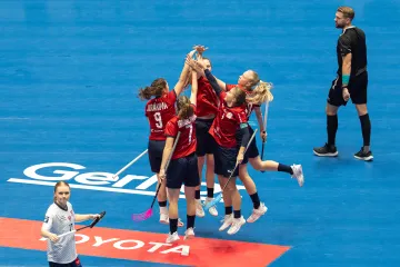 Radost českých florbalistek z postupu do semifinále MS