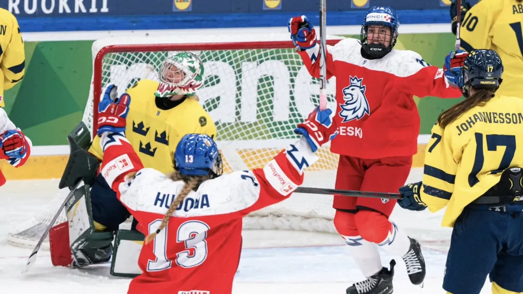 České hokejistky do 18 let se radují v utkání proti Švédkám