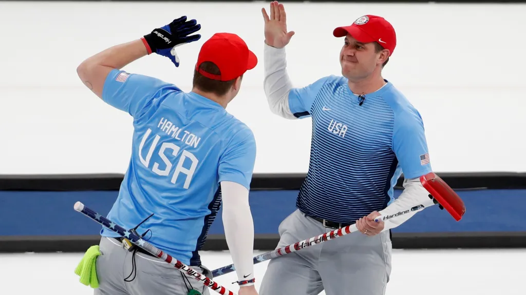 Skip John Shuster (vpravo) a Matt Hamilton z curlingového týmu USA