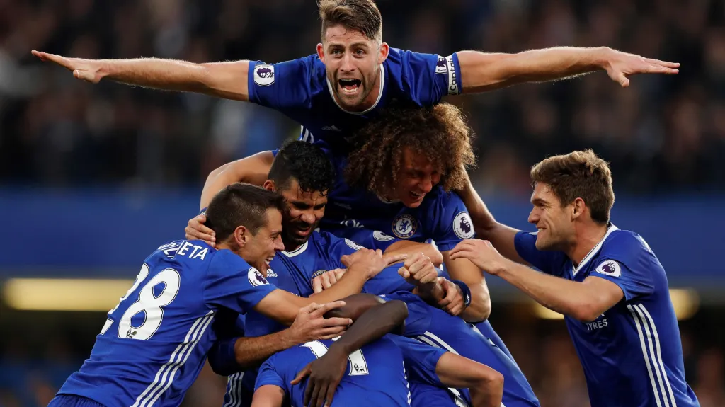 Fotbalisté Chelsea slaví gól do sítě Manchesteru United