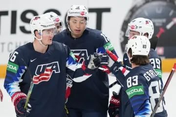 Hokejisté USA oslavují gól proti Německu