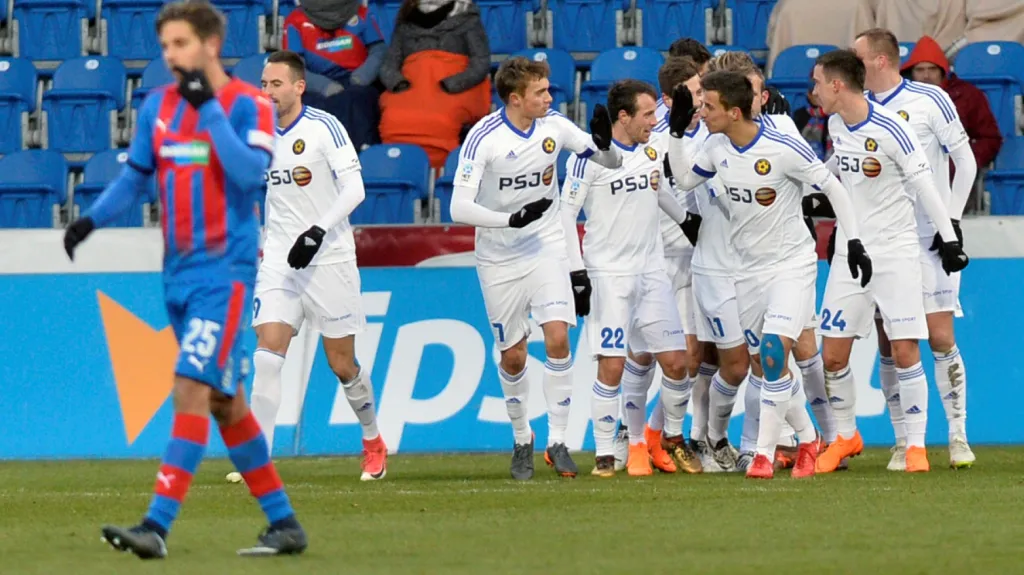 Fotbalisté Jihlavy se radují z gólu na stadionu Plzně