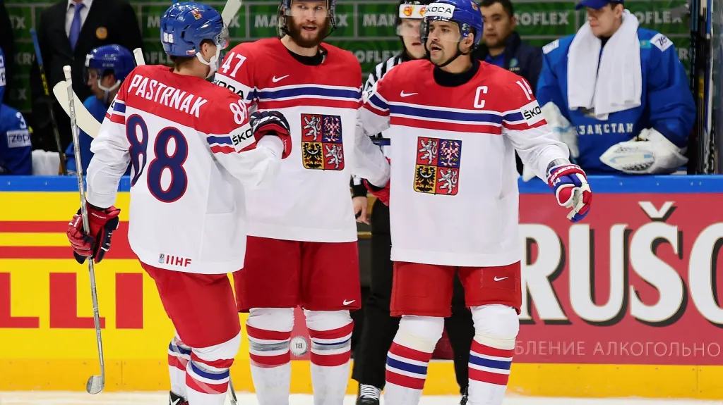 Zleva David Pastrňák, Michal Jordán a Tomáš Plekanec