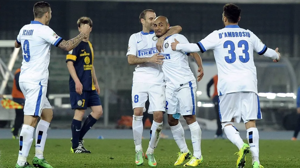 Fotbalisté Interu slaví branku v zápase s Hellasem Verona