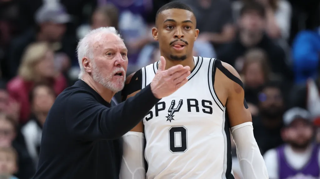 Gregg Popovich a Keldon Johnson 