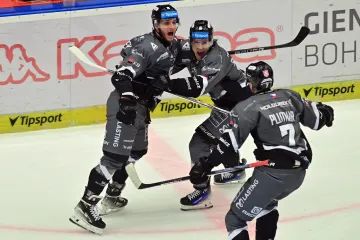 Karlovarský Ondřej Beránek (vlevo) slaví gól