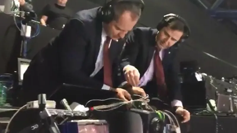 Robert Záruba slavil gól tak vehementně, až vypl mikrofony