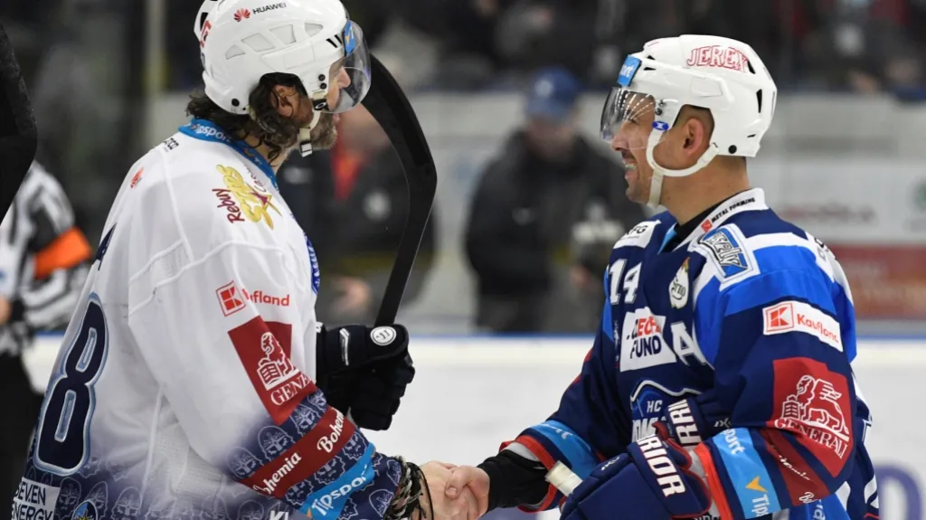 Tomáš Plekanec se zdraví s Jaromírem Jágrem