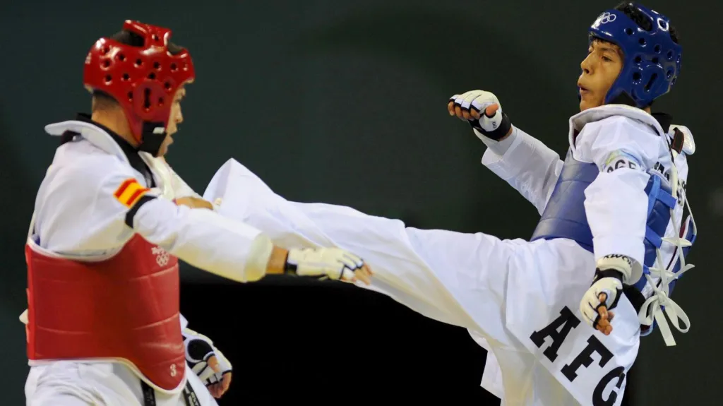 Rohullah Nikpai v zápase se Španělem Ramosem