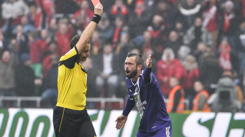 Steven Defour dostává červenou kartu