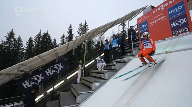 Závěr závodu skokanek na lyžích na SP v Lillehammeru