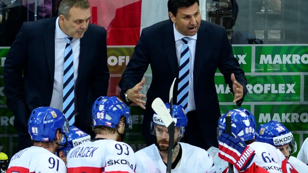 Trenéři Ondřej Weissmann (vlevo) a Vladimír Růžička na české střídačce