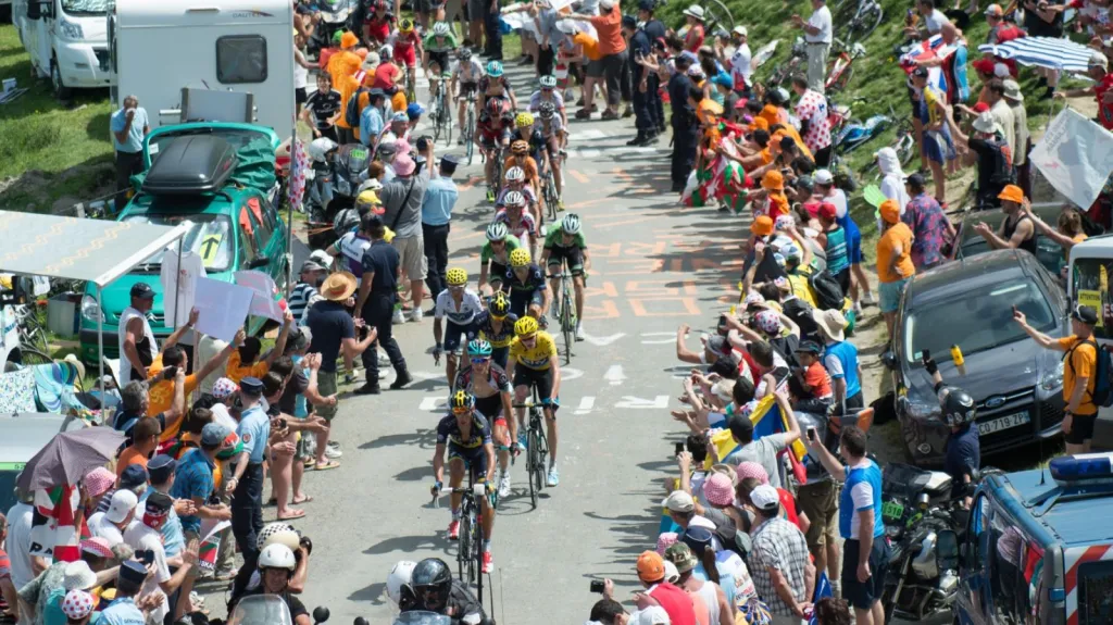 Peloton ve stoupání na Tour de France