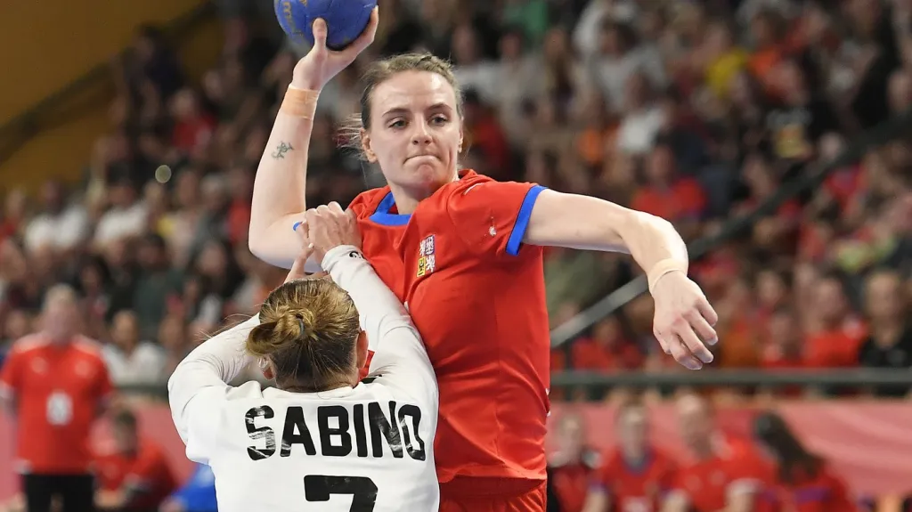 Markéta Jeřábková střílí na portugalskou branku