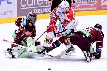 Pardubický Jan Mandát dělá rozruch před brankou Sparty