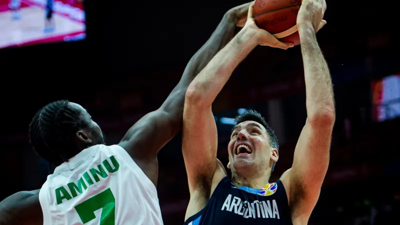 Argentinský veterán Luís Scola v utkání proti Nigérii