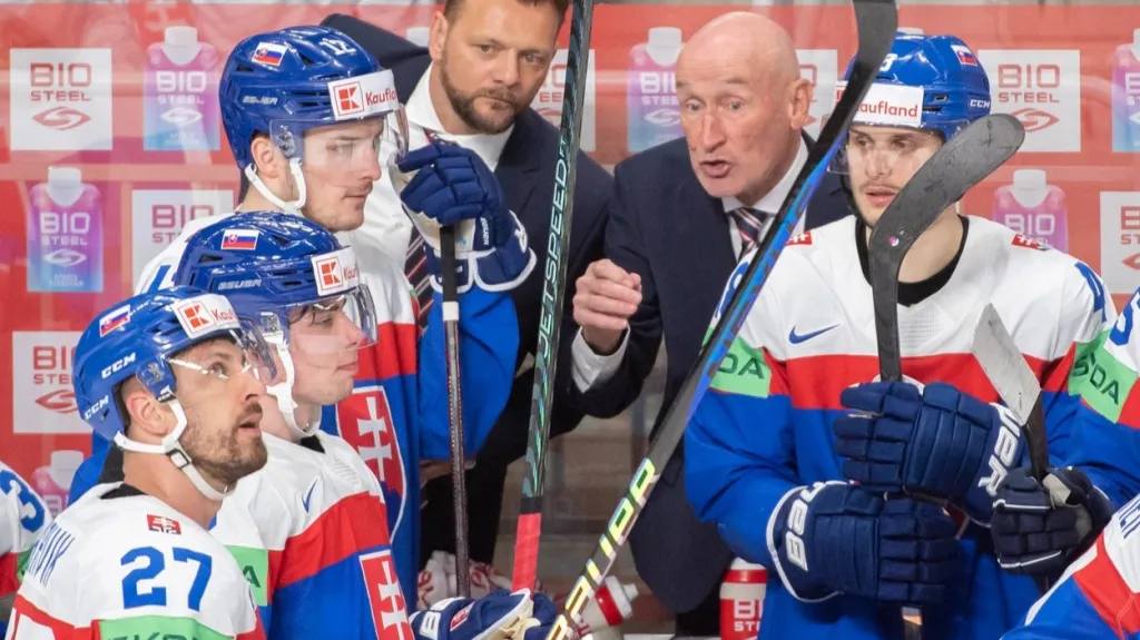 Craig Ramsay udílí slovenské střídačce pokyny, v první řadě Marek Hrivík