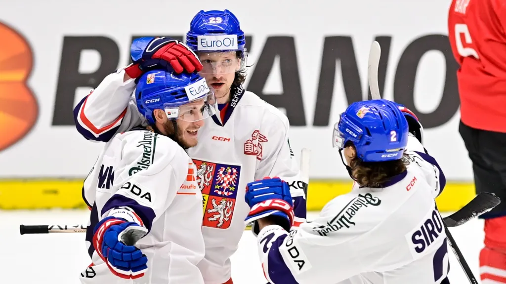 Zleva Ondřej Beránek, Andrej Šustr a Jakub Sirota oslavují gól