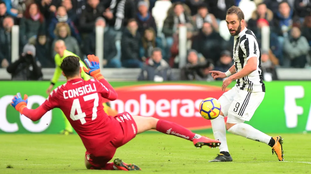 Gonzalo Higuaín překonává brankáře Consigliho ze Sassuola