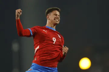 Adam Hložek oslavuje gól proti Gruzii