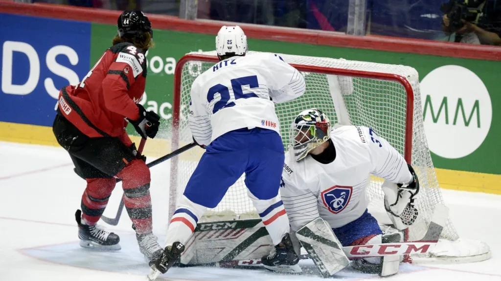 Max Comtois skóruje proti Francii