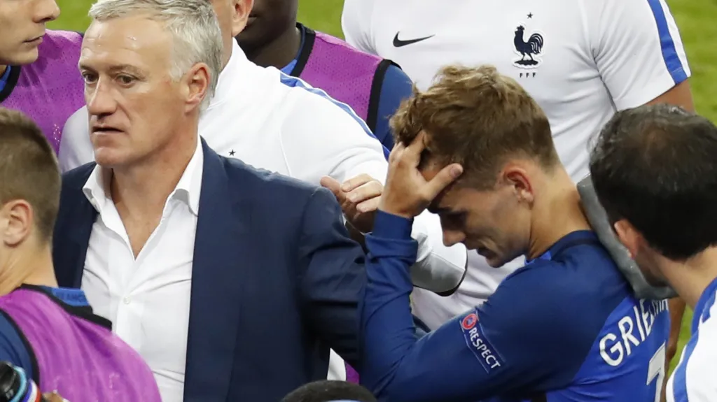 Didier Deschamps utěšuje Antoina Griezmanna