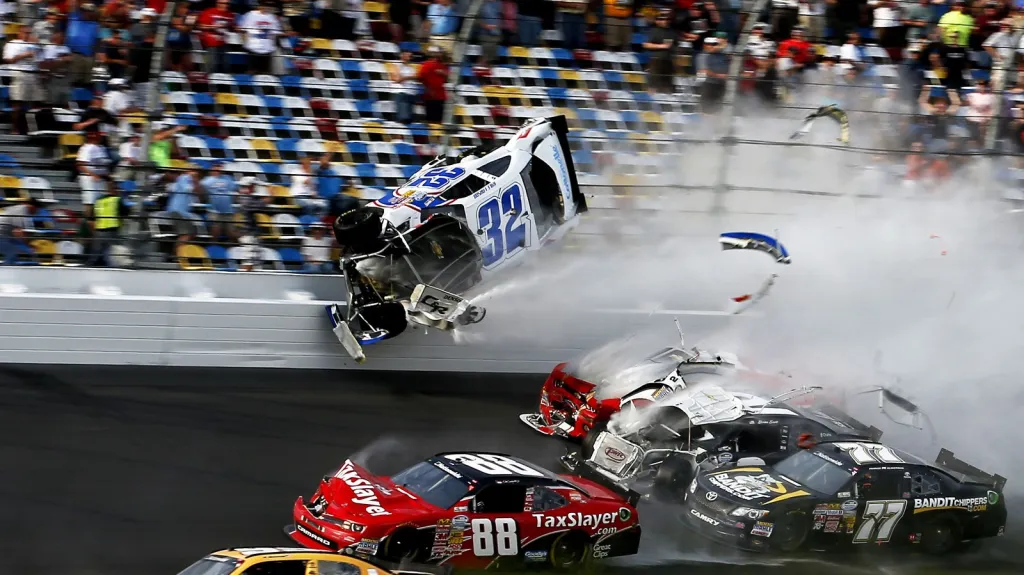 Vážná nehoda v nižší soutěži kategorii NASCAR