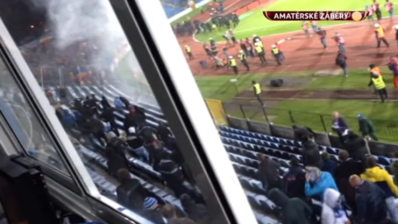 Záběry potyček fanoušků na stadionu na Pasienkách
