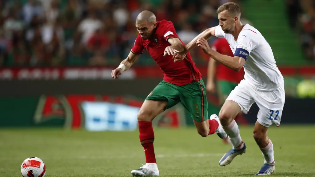 Tomáš Souček v souboji s Portugalcem Pepem