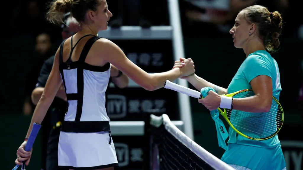 Karolína Plíšková si podává ruku se Světlanou Kuzněcovovou