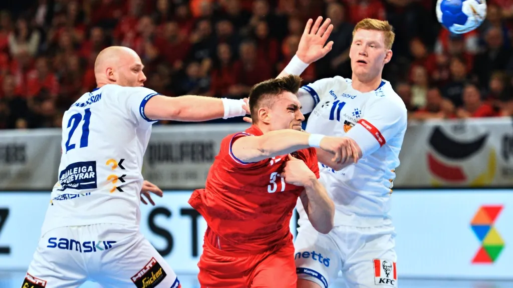 Matěj Klíma se prodírá islandskou obranou