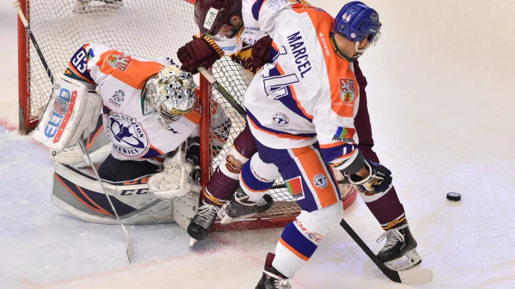 Litomeřická obrana s gólmanem Tomášem Králem a Patrikem Marcelem odolává tlaku