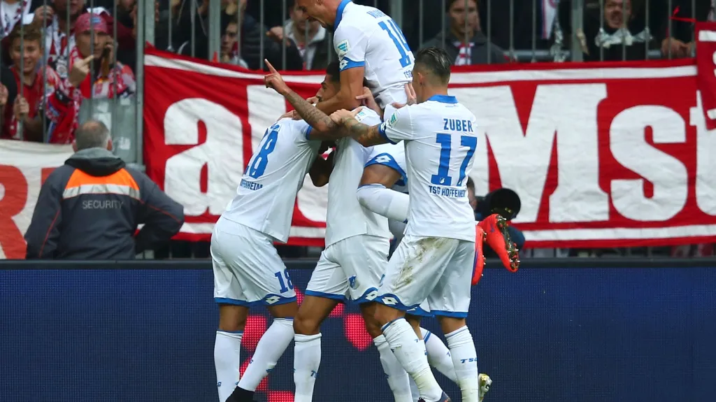 Fotbalisté Hoffenheimu slaví gól do sítě Bayernu